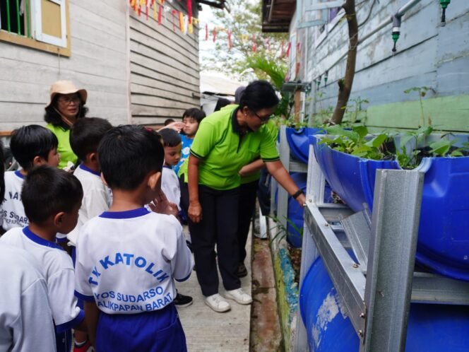 
					Komitmen PT Kilang Pertamina Internasional (KPI) Unit Balikpapan terhadap prinsip Environmental, Social, and Governance (ESG) kembali diwujudkan melalui penguatan program Kampung Baru Ilir Mandiri Indah dan Sejahtera (KALIANDRA). Salah satu implementasinya terlihat pada kegiatan Outing Class edukatif yang dilaksanakan di TK Sari Asih dan TK Katolik Yos Sudarso.