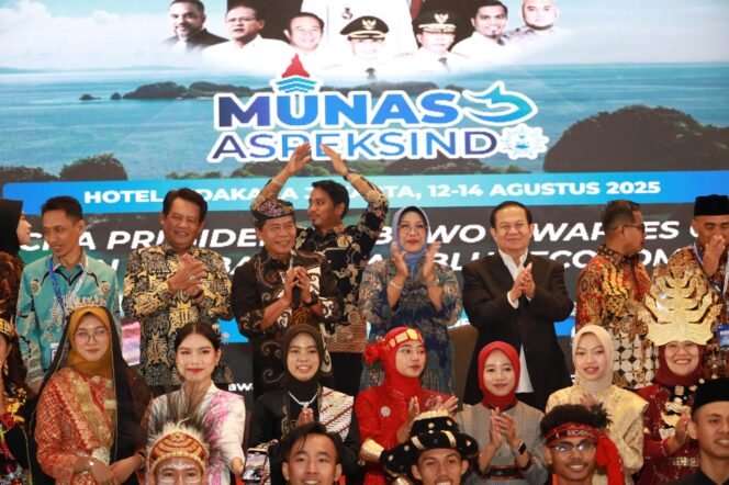 
					MUNAS : Gubernur Kaltara, Dr. H. Zainal A. Paliwang, S.H., M.Hum menghadiri acara pembukaan Musyawarah Nasional (Munas) ke-3 dan Hari Ulang Tahun (HUT) ke-8 Asosiasi Pemerintah Daerah Kepulauan dan Pesisir Seluruh Indonesia (Aspeksindo) 2025 di Ballroom Birawa Hotel Bidakara, Jakarta Selatan, Selasa (12/8) malam. 