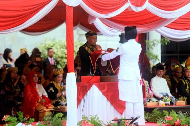 
					Bupati Bulungan, Syarwani saat menyerahkan bendera merah putih untuk dikibarkan dalam upacara HUT RI.