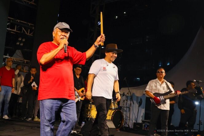
					Kepala Otorita IKN, Dr. (H.C.) Ir. H. M. Basuki Hadimuljono, M.Sc., Ph.D., berdendang bersama Padi Reborn pada Pesta Rakyat IKN, Minggu (17/08/2025).