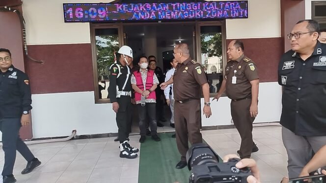 
					MP digiring keluar dari Kantor Kejati Kaltara setelah ditetapkan sebagai tersangka.