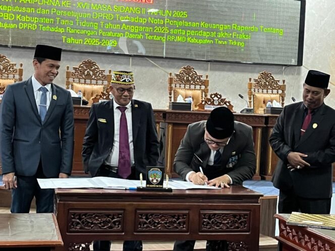 
					Bupati Tana Tidung, Ibrahim Ali, bersama Ketua DPRD Tana Tidung, Jamhari dalam Rapat Paripurna DPRD terkait pengesahan P-APBD 2025 dan RPJMD 2025-2029, Rabu (20/8/2025).