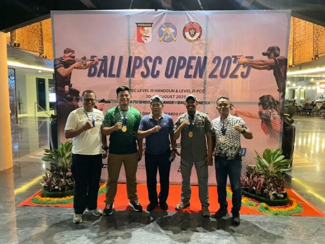 
					SELAMAT : Gubernur Kaltara, Dr. H. Zainal A. Paliwang, S.H., M.Hum memberikan dukungan kepada atlet penembak Kaltara yang berlaga pada Kejuaraan Internasional “Bali IPSC Open 2025 Level III, Sabtu (23/8).