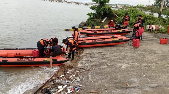
					Tim SAR Tarakan saat bersiap menuju lokasi pencarian nelayan hilang di perairan Pelabuhan Malundung, Senin (25/8/2025). (Foto: SAR Tarakan)