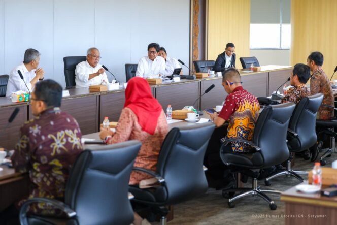 
					Pertemuan Kepala Otorita IKN, Basuki Hadimuljono dengan General Manager PT PLN UID Kaltimra, Muchamad Chaliq Fadli beserta jajaran di Kantor Otorita IKN.