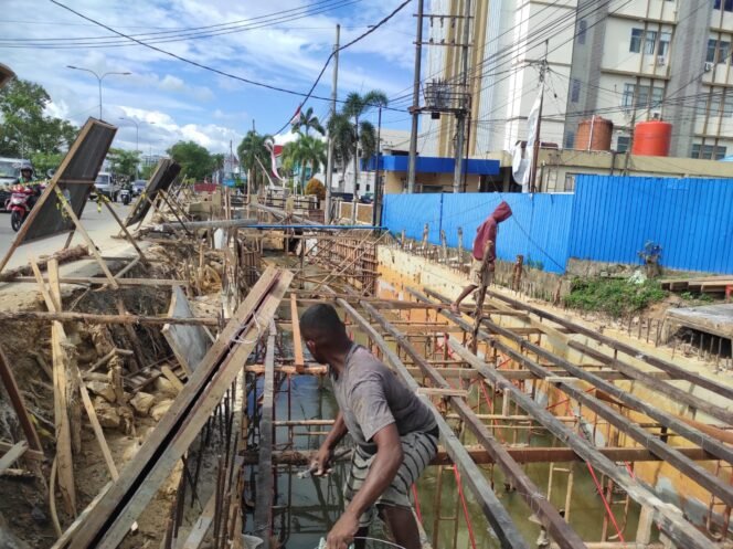 
					:Pekerjaan saluran drainase Inhutani Jalan Mt Haryono bagian dari Das Ampal dilakukan untuk mempercepat aliran air ke laut