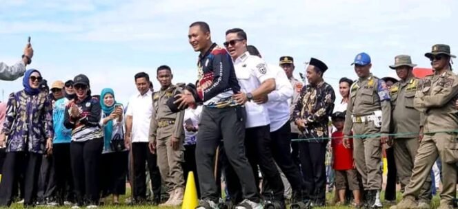 
					Peserta lomba bakiak beradu kekompakan dalam Pekan Kebudayaan Daerah Kabupaten Tana Tidung.