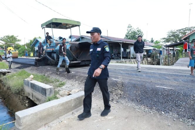
					Bupati Bulungan Syarwani meninjau lokasi pembangunan jalan yang menjadi prioritas Pemkab pada 2025.