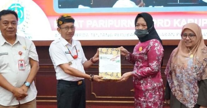 
					Wakil Bupati Nunukan Hermanus menyerahkan Nota Keuangan RAPBD Perubahan Tahun Anggaran 2025 kepada pimpinan DPRD Nunukan dalam rapat paripurna, Rabu (27/8/2025). (Foto : Simpatik Nunukan)