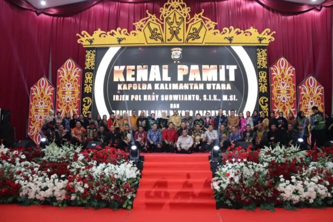 
					Malam kenal pamit dan pisah sambut Kapolda Kaltara dari Irjen Pol. Hary Sudwijanto, S.I.K., M.Si. kepada Brigjen Pol. Djati Wiyoto Abadhy, S.I.K. menjadi momen penting untuk mempererat sinergi antara Pemerintah Provinsi Kaltara dan Kepolisian Daerah. acara yang digelar di Gedung Pasparawi pada Rabu (28/08/2025).
