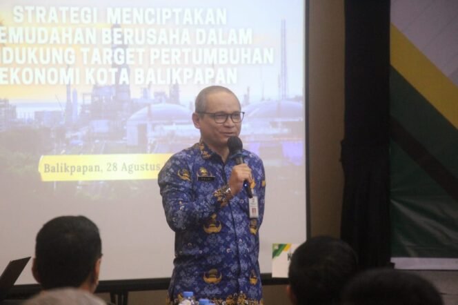 
					Kepala DPMPTSP Balikpapan Hasbullah Helmi saat memaparkan percepatan layanan perizinan dan target investasi 2025.