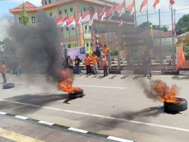 
					Aksi buruh di Tanjung Selor sempat diwarnai pembakaran ban sebelum akhirnya berjalan tertib.