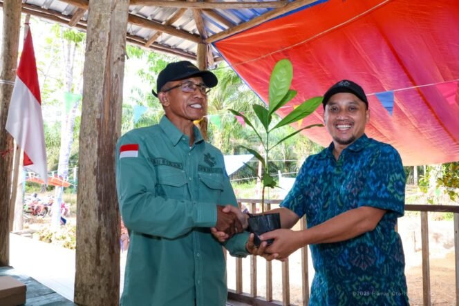 
					Penyerahan bibit pohon kopi liberika secara seremonial kepada Ketua Komunitas Petani Kopi Liberika Sepaku, Sugiman.