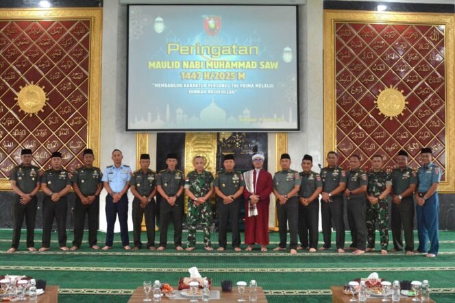 
					Keluarga besar Kodam VI/Mulawarman berhimpun untuk memperingati Maulid Nabi Muhammad SAW 1447 H/2025 M.