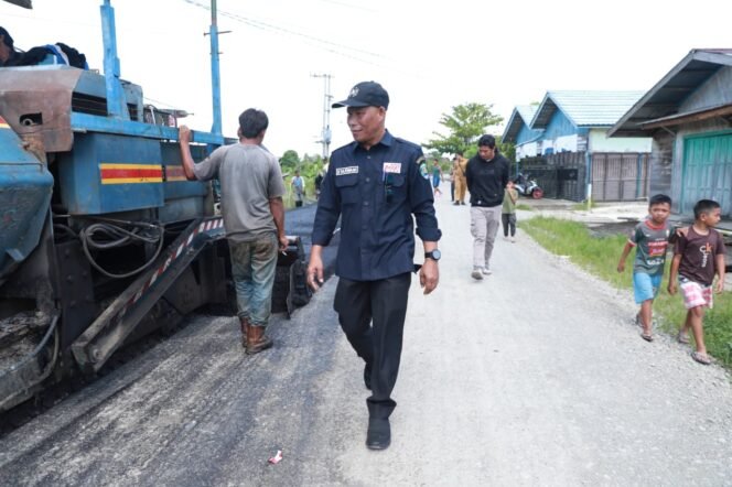 
					Bupati Bulungan Syarwani saat meninjau progres pembangunan infrastruktur tahun anggaran 2025 di Tanjung Selor.