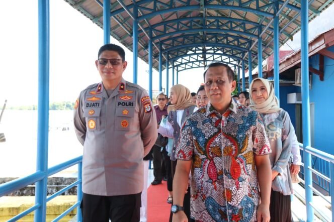 
					Sejumlah PJU Polda Kaltara mendampingi rombongan keluarga Irjen Pol. Hary Sudwijanto S.I.K., M.Si berangkat dari Pelabuhan VIP Kayan I Tanjung Selor menuju Bandara Tarakan dengan menggunakan speedboat Polairud. Kamis (28/08/2025)