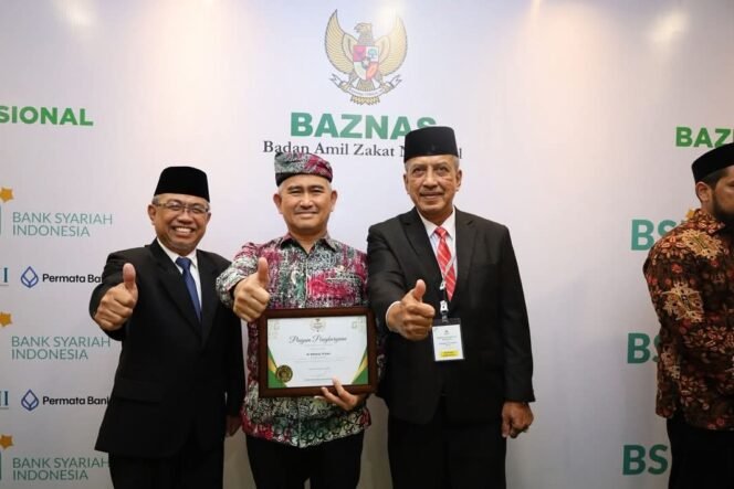 
					Wali Kota Tarakan dr. H. Khairul, M.Kes., menerima penghargaan Baznas Award 2025 di Hotel Mercure, Ancol, Jakarta, Kamis (28/8/2025). (Foto : Humas Tarakan) 