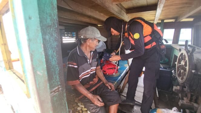 
					Tim SAR Tarakan saat mengevakuasi korban kapal mati mesin di Perairan Muara Bulungan, Kamis (28/8/2025).