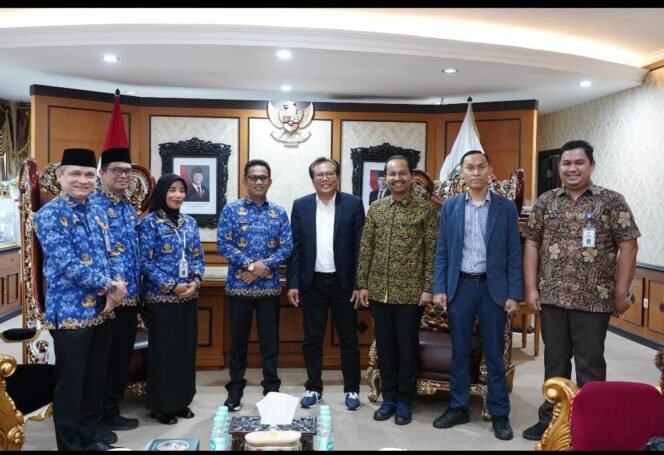 
					Duta Besar Indonesia untuk Kazakhstan, Fadjroel Rachman, bertemu Wali Kota Balikpapan Rahmad Mas’ud, Kamis (28/8/2025).