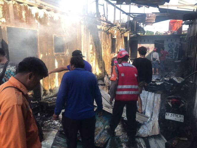 
					Tim Respons Bencana Batalyon B Pelopor Samarinda sigap mendatangi dan mengamankan lokasi kebakaran yang terjadi di Jalan Ringroad, RT. 15, Lok Bahu, Kecamatan Sungai Kunjang, Kota Samarinda, Jumat (29/08/2025).