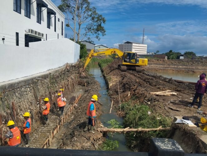
					Pengerjaan saluran drainase di kawasan Balikpapan Baru sebagai langkah antisipasi penanganan banjir