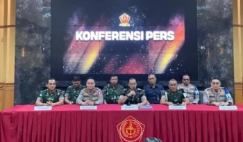Kapuspen TNI Brigjen TNI (Mar) Freddy Ardianzah memberikan klarifikasi terkait isu provokator dan darurat militer dalam konferensi pers di Mabes TNI Cilangkap, Jumat (5/9/2025).