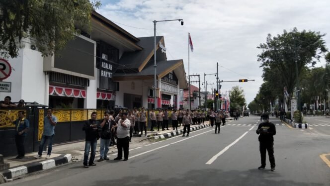 
					Balikpapan Siaga: Ratusan Massa Tunjukkan Aspirasi ke Gedung DPRD