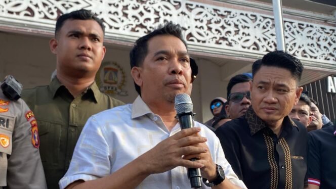 
					Ketua DPRD Balikpapan, Alwi Al Qadri,  menemui massa demonstrasi yang berkumpul di depan Gedung DPRD Balikpapan, Senin (1/9/2025). 