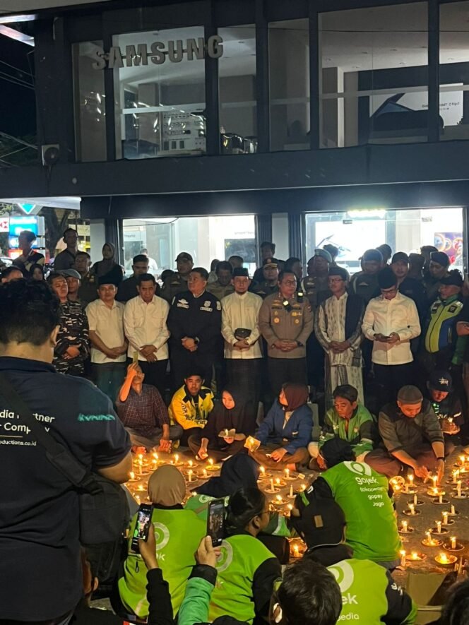 
					Wali Kota Balikpapan Rahmad Mas’ud hadir mendampingi driver online dalam aksi doa dan penggalangan dana untuk Affan Kurniawan di Plaza Balikpapan, Senin (1/9/2025).