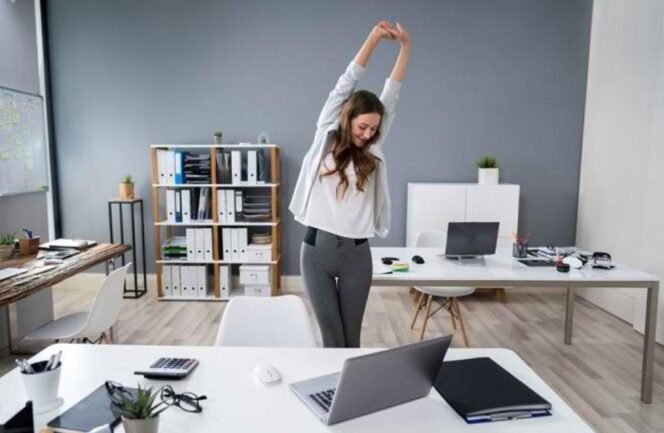 
					Biasakan stretching ringan setiap 1-2 jam, selama 5-10 menit. (Foto : Alodokter.com)