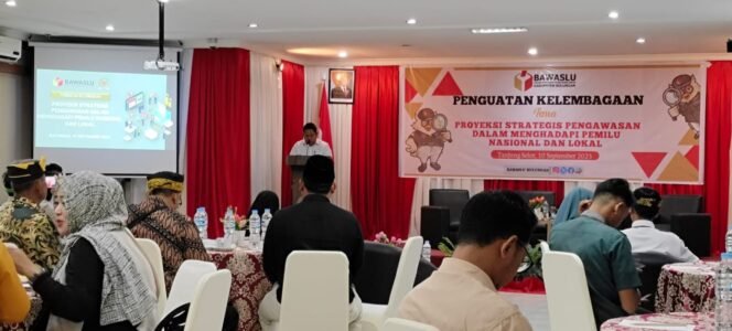 
					Kepala Badan Kesbangpol Bulungan, Dharmawan, menyampaikan sambutan mewakili Bupati Bulungan dalam forum penguatan kelembagaan yang digelar Bawaslu Bulungan di Tanjung Selor, Rabu (10/9/2025).
