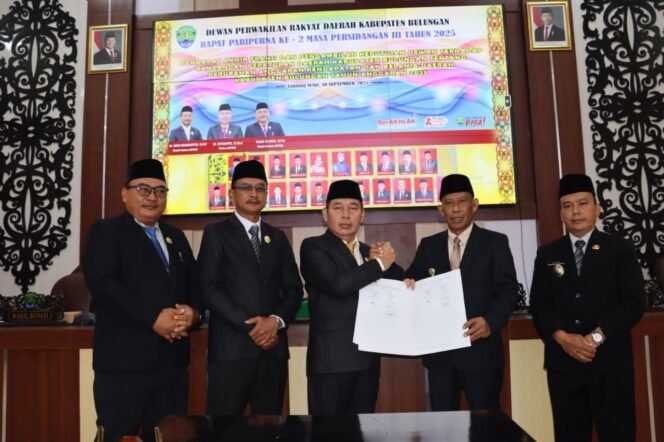 
					Bupati Bulungan Syarwani bersama Ketua DPRD Riyanto menyepakati APBD Perubahan 2025 dalam rapat paripurna di ruang sidang Datu Adil, Rabu (10/9/2025).