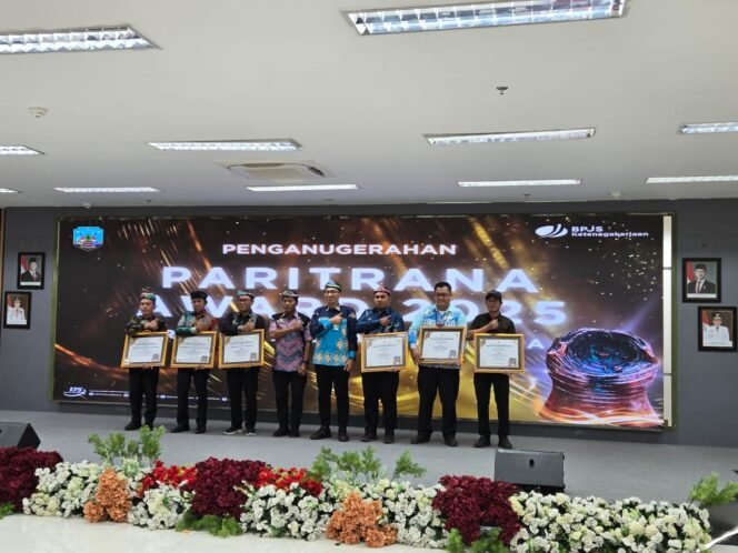 
					Gubernur Kaltara bersama BPJS Ketenagakerjaan Wilayah Kalimantan berfoto bersama usai penyerahan Paritrana Award 2025 di Gedung Gubernur Kaltara.