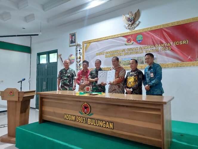 
					Wakil Bupati Bulungan Kilat bersama Komandan Kodim 0903 Bulungan Kolonel Inf Prasetyo Ari Wibowo menandatangani kesepahaman kerja sama di bidang pertanian, Kamis (11/9/2025).
