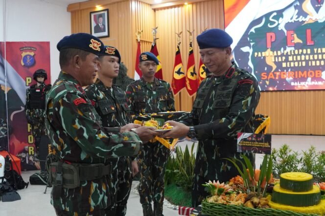 
					Satuan Brimob Polda Kaltim menggelar Acara Syukuran dalam rangka memperingati Hari Ulang Tahun (HUT) Pelopor ke-66 Korps Brimob Polri, berpusat di Aula Satya Haprabu Mako Sat Brimob Polda Kaltim, Minggu (14/09/2025)