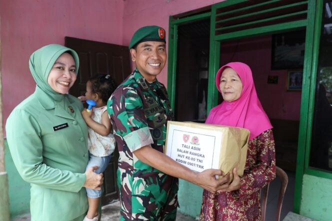 
					Kodim Tarakan Pererat Hubungan dengan Warga Lewat Pembagian Sembako HUT TNI