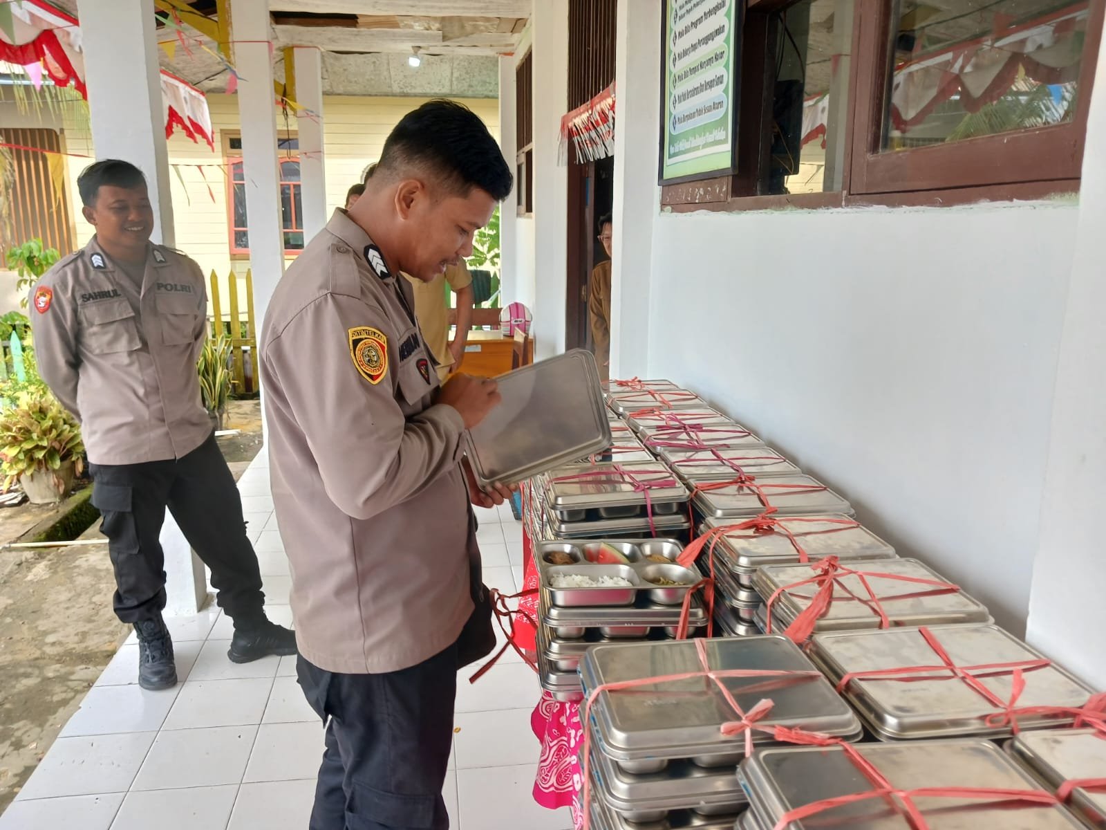 Personel Polsek Tanjung Palas Monitoring Distribusi Makan Bergizi Gratis