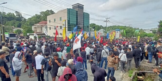 
					Ribuan Masa Aksi Demo Berkumpul di Depan Kantor DPRD Tarakan. Foto: fokusborneo.com