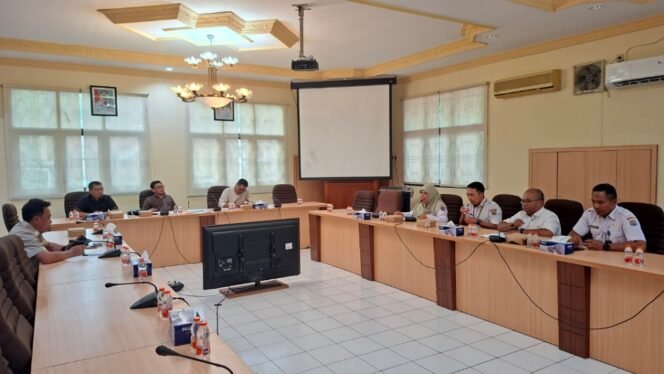 
					RDP Komisi 3 DPRD Kota Tarakan dengan DKISP bahas tentang pengaktifan kembali videotron untuk mempublikasikan program pemerintah. Foto: Fokusborneo.com