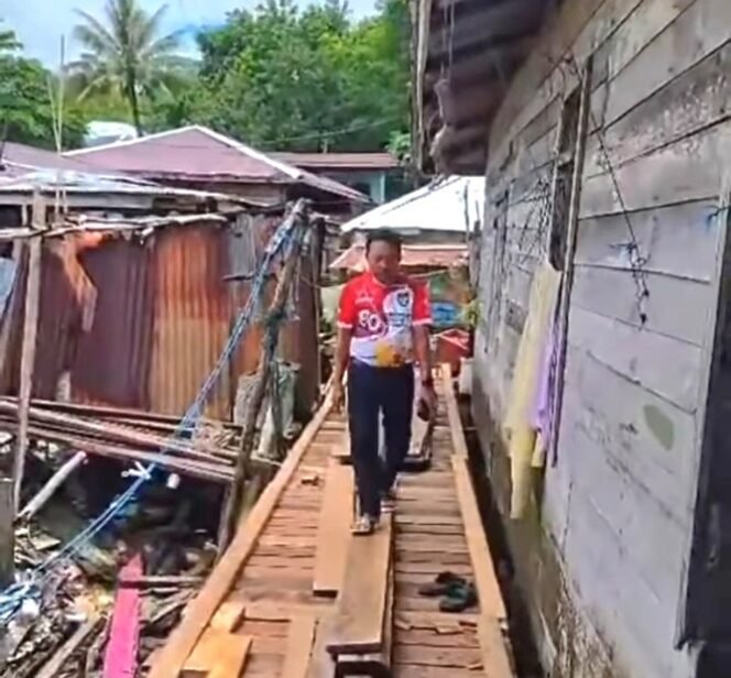 
					Anggota Komisi 3 DPRD Kota Tarakan, Asrin Saleh tinjau pembangunan jembatan kayu. Foto: ist