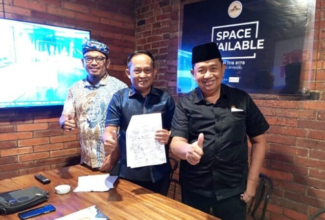 
					Anggota DPR RI, Hasan Saleh tandatangani tuntutan mahasiswa disaksikan Wakil Ketua dan Anggota DPRD Kota Tarakan, Herman Hamid dan Umar Rafiq.Foto: ist