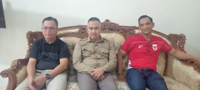 
					Walikota Tarakan dr. Khairul bersama Dirut PDAM Tirta Alam Iwan Setiawan serta Dewas Abdul Azis sampaikan pembatalan kenaikan abodemen PDAM. Foto: Fokusborneo.com 