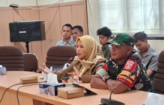 
					Lurah Juata Permai, Rika Bulan Karolin menghadiri RDP dengan DPRD dan PT. PRI serta DLH. Foto: Fokusborneo.com 
