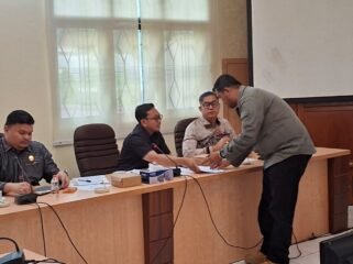 Humas PT. PRI, Eko Wahyudi tunjukan hasil uji limbah dan air laut terbaru kepada pimpinan rapat saat RDP di Kantor DPRD Kota Tarakan. Foto: Fokusborneo.com 