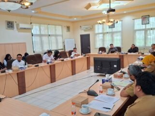 RDP gabungan Komisi dengan PT. PRI serta DLH bahas soal dugaan pencemaran lingkungan. Foto: Fokusborneo.com 