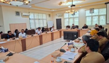 RDP gabungan Komisi dengan PT. PRI serta DLH bahas soal dugaan pencemaran lingkungan. Foto: Fokusborneo.com 