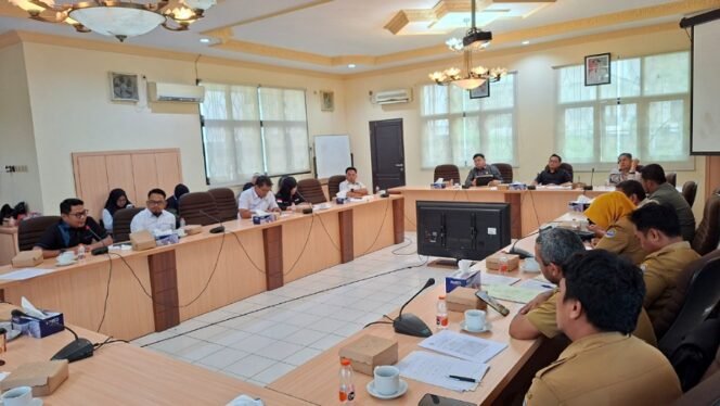 
					RDP gabungan Komisi dengan PT. PRI serta DLH bahas soal dugaan pencemaran lingkungan. Foto: Fokusborneo.com 