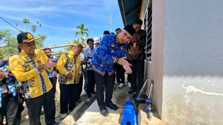 Luncurkan Program Pemasangan Sambungan Air Gratis 400 KK di Kampung Enam, Ini Pesan Walikota