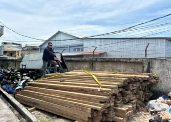 Polisi Tarakan Tangkap Kapal Muat Ratusan Batang Kayu Ilegal di Perairan Pulau Sadau
