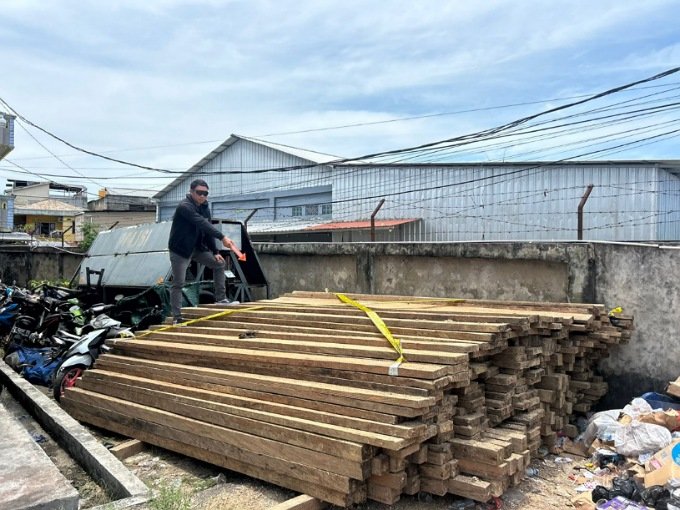 Polisi Tarakan Tangkap Kapal Muat Ratusan Batang Kayu Ilegal di Perairan Pulau Sadau